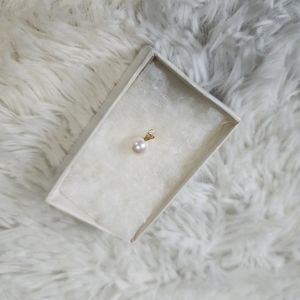 Large natural pearl with gold hardware for a necklace